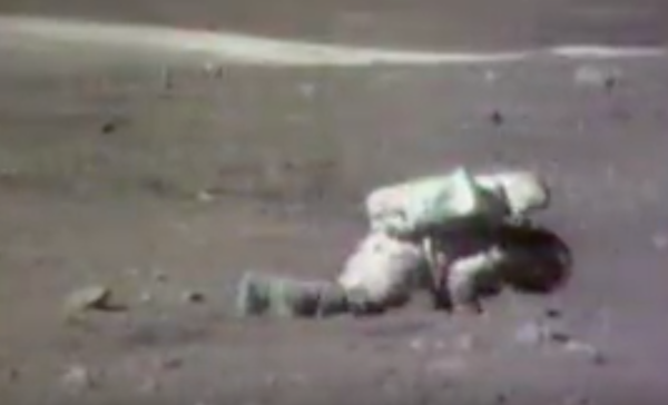 Астронавты на Луне падение