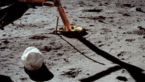 Нил Армстронг на Луне + мусор