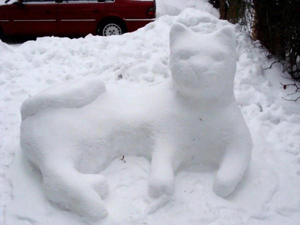 Небольшие фигуры из снега