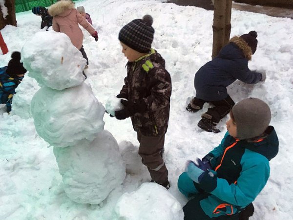 Дети лепят из снега