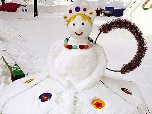 Снежная баба из снега