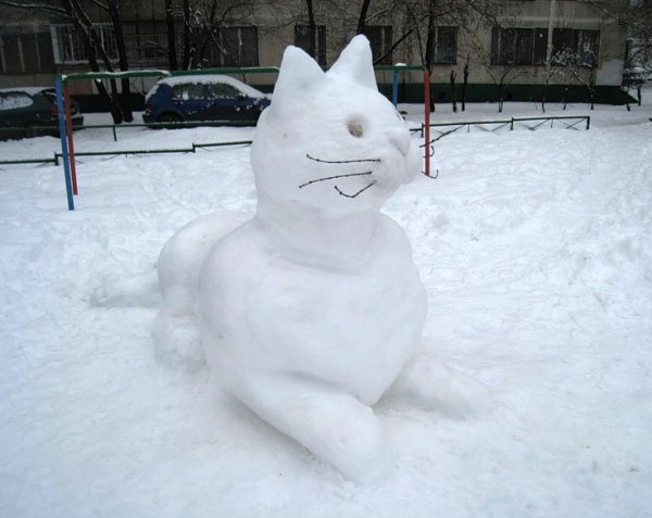 Фигуры из снега кот