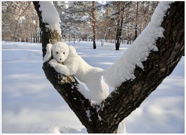 Фигурки из снега на дереве