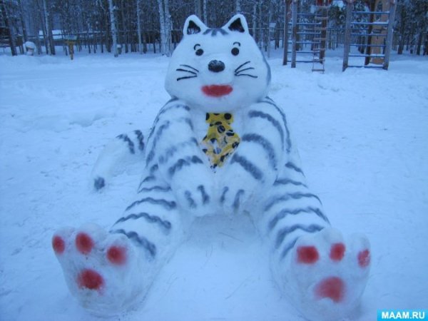 Фигуры из снега кот