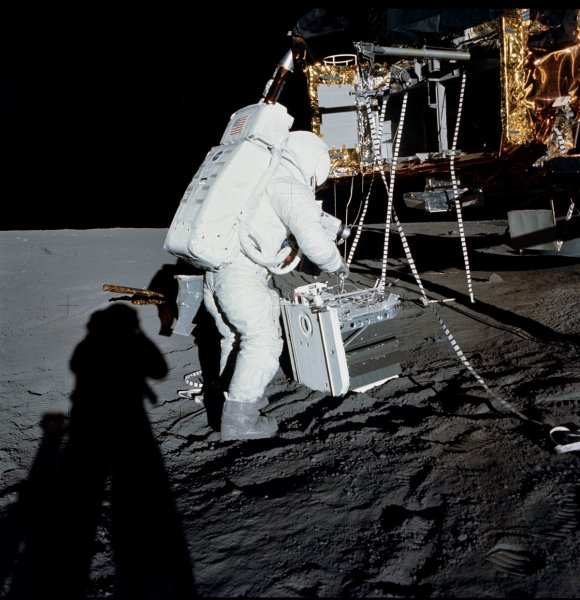 Аполлон 11 приземление на луну