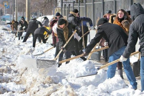 Уборка снега люди