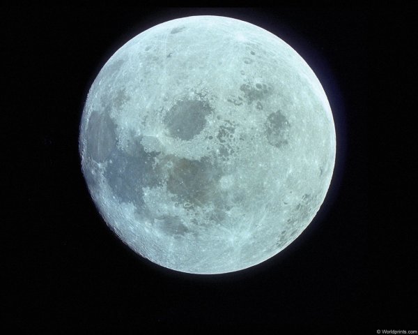 Луна в космосе