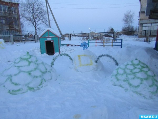 Постройки из снега для перешагивания