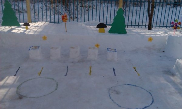 Спортивный участок в детском саду зимой