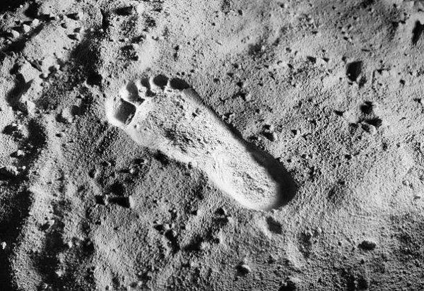 Следы на Луне