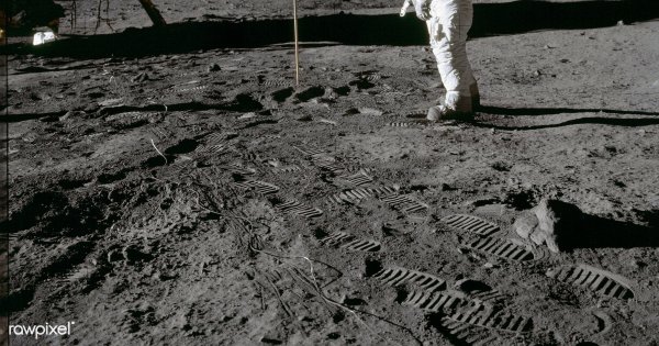 След Армстронга на Луне