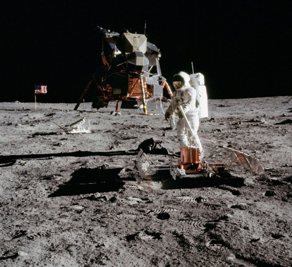 Аполлон 11 на Луне