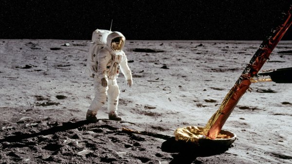 Нил Армстронг и Базз Олдрин