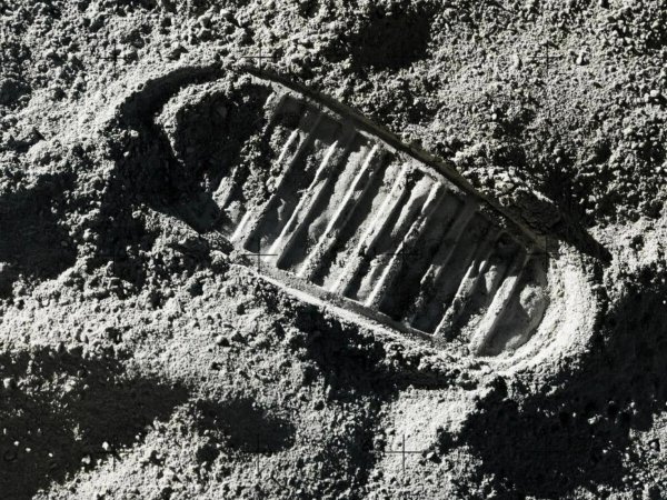 Нил Армстронг след на Луне