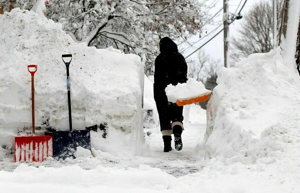Снеговые лопаты в сугробе
