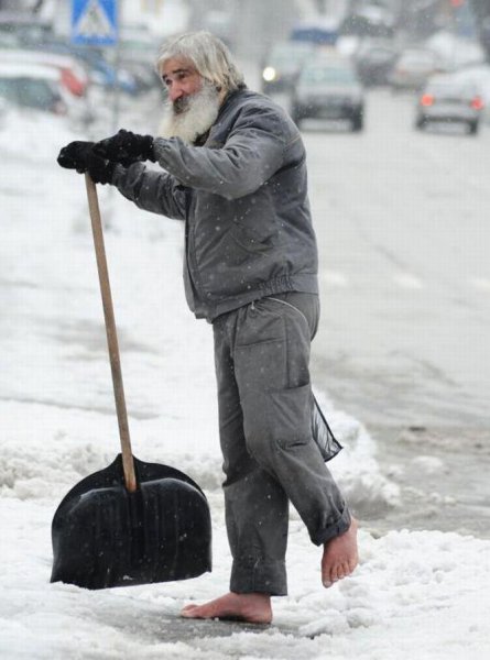 Бомж убирает снег