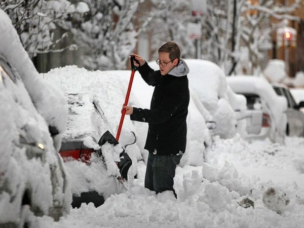 Откопать машину от снега