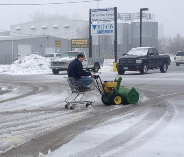 Снегоуборочная машина смешная