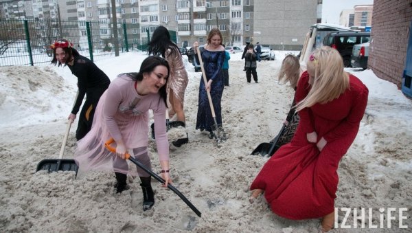 Женщины уборка снега