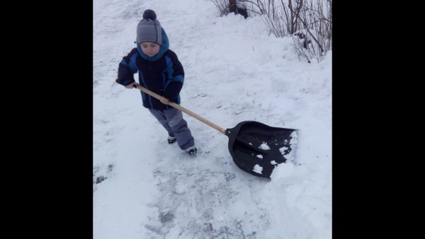Лопата в сугробе
