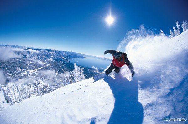 Сноубордист в горах