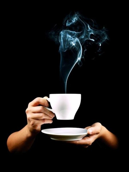 Человек с чашкой кофе