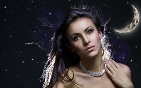 Девушка на фоне звезд