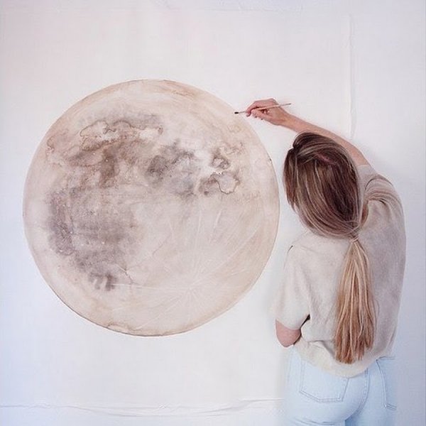 Девушка рисует луну
