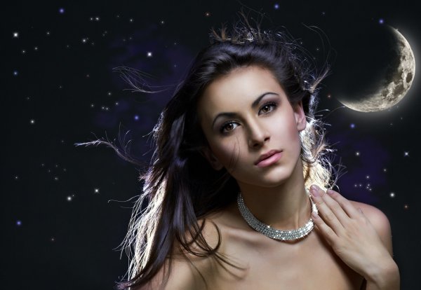 Девушка на фоне звезд