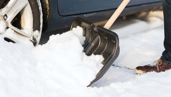 Лопата в автомобиль для снега
