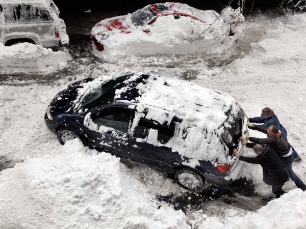 Вытаскивание машины из снега