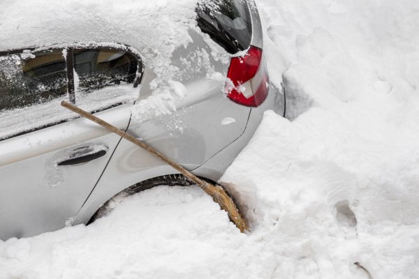 Машина застряла в снегу