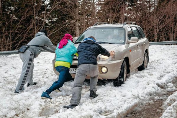 Толкают машину в снегу