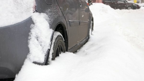 Машина застряла в сугробе