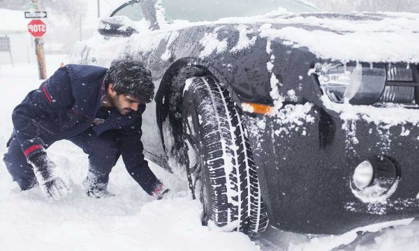Машина застряла в снегу
