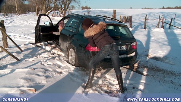 Авто девушка застряла в снегу