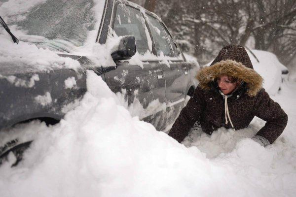Женщина в сугробе