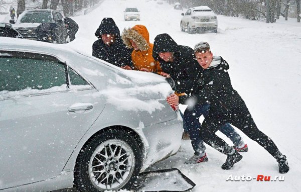 Выталкивать машину из сугроба