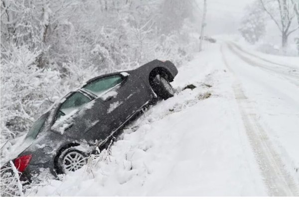 Машина застряла в сугробе