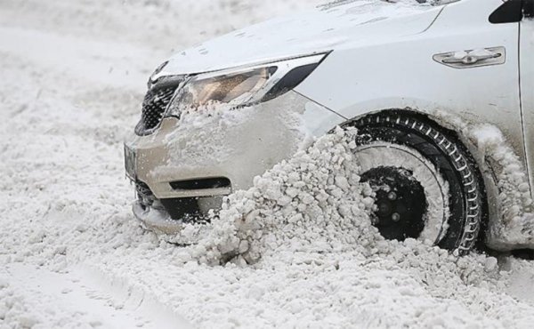 Машина буквюсвет в снегу