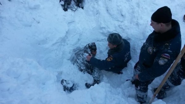 МЧС спасают человека из под снега