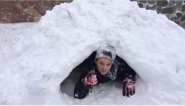 Девочка в сугробе застряла