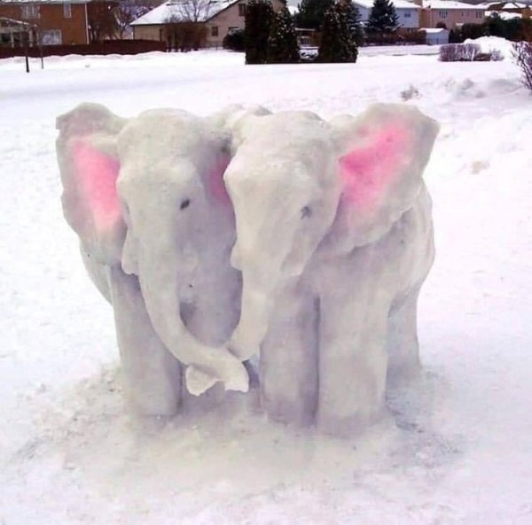 Слоник из снега