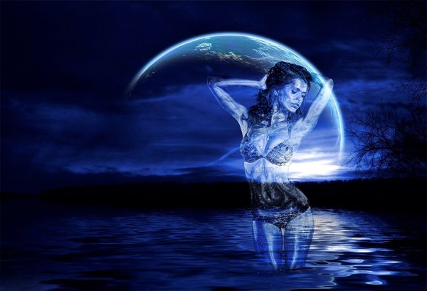 Девушка на фоне Луны