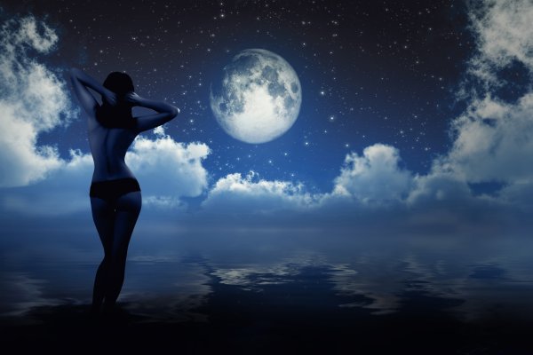 Море Луна девушка