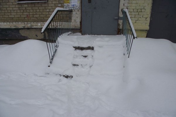 Снег на крыльце