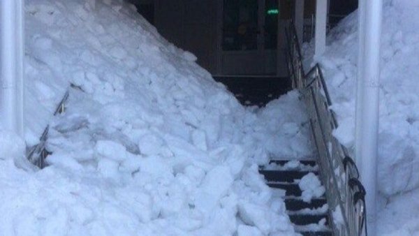 Снег на крылечке