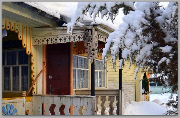 Деревенский дом с крыльцом зимой