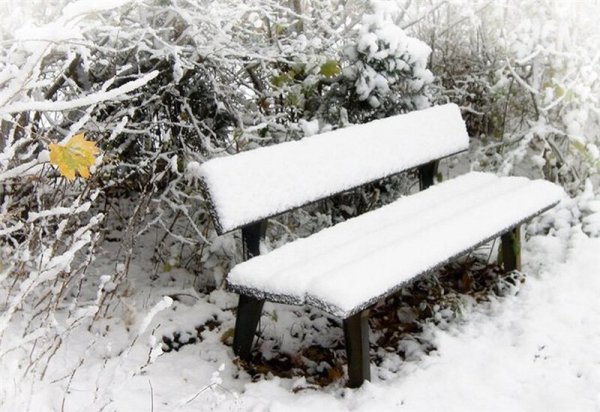 Сугробы скамейка
