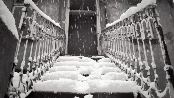 Заснеженная дверь